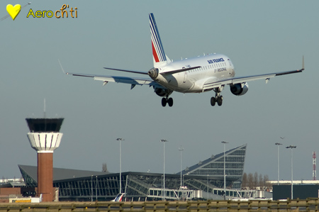 Embraer 190 atterrissant piste 08 à Lesquin. Embraer 190 atterrissant piste 08 à Lesquin.